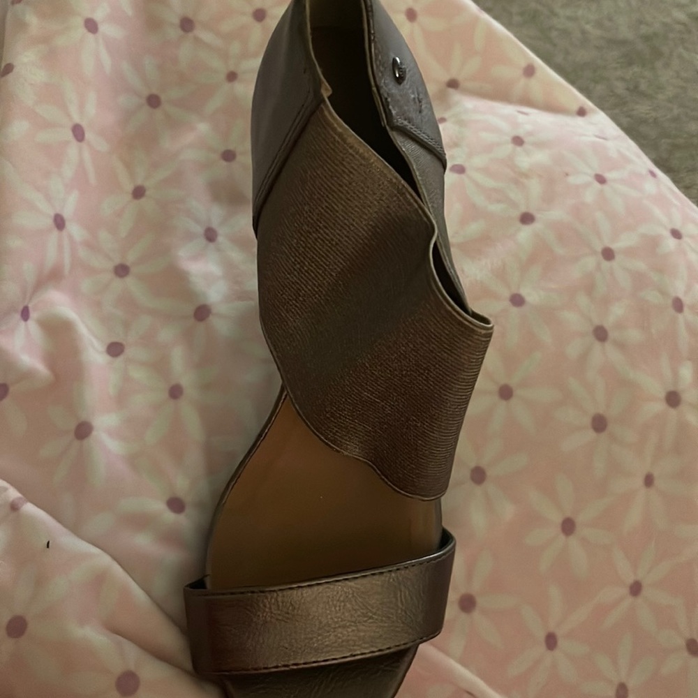 Brand new Vera wang never used before .,,condition is not bad